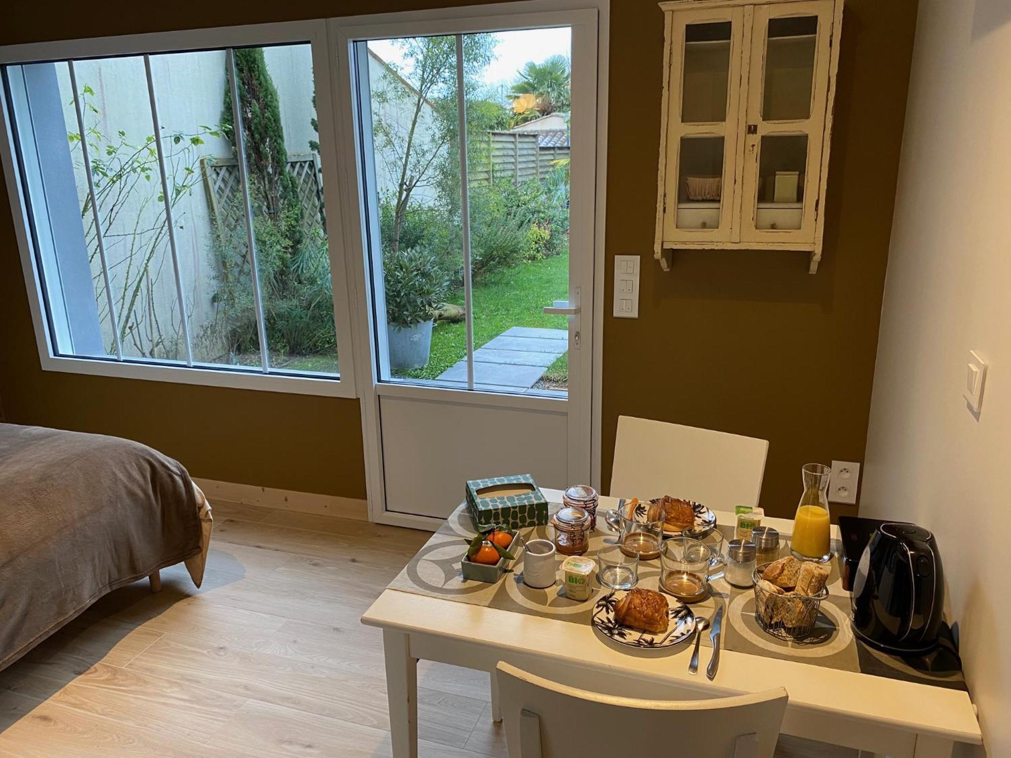 Maison M, Chambre Privee Acces Jardin Piscine Et Jacuzzi Pres De La Rochelle La Rochelle  Oda fotoğraf
